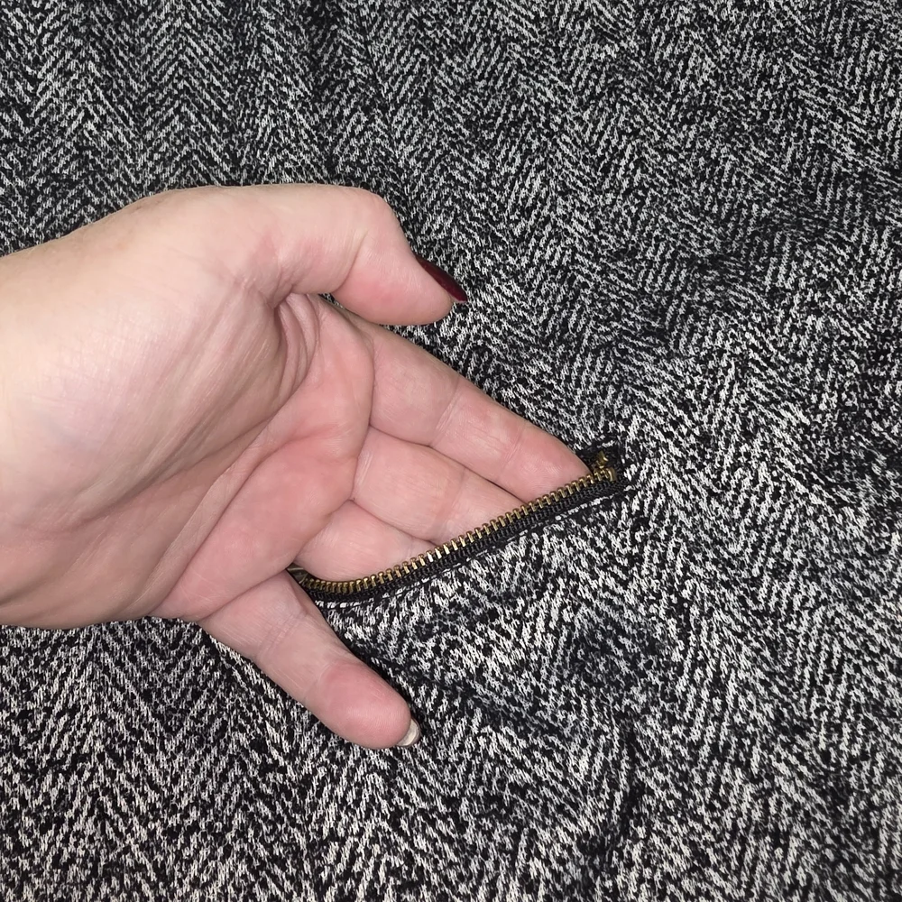 CABI CeCe Herringbone Tweed Sleeveless Shell Top Black White Zip Pockets Medium - Picture 4 of 8